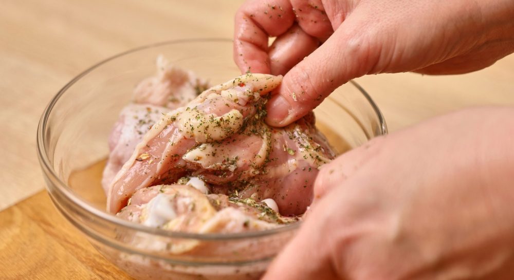 Resep Rendam Ayam Dalam Bahan Asin Ini Agar Lebih Juicier Petunjuk Bukan