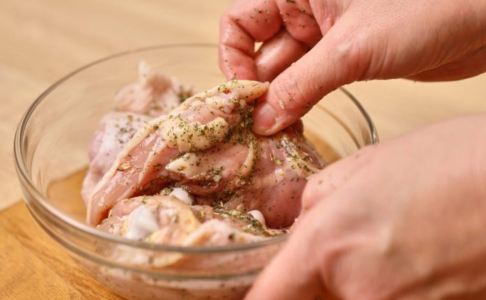 Resep Rendam Ayam Dalam Bahan Asin Ini Agar Lebih Juicier Petunjuk Bukan